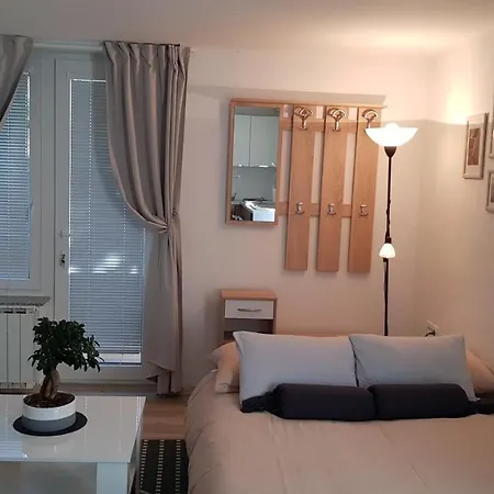 Koradinovi - Pod Vrtom Lejlighed *